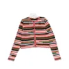 Pulls pour femmes 2023 Début du printemps Nouveau Rainbow Stripe Crochet Lettre Design Sensible Petite taille Dopamine Industrie lourde Cardigan tricoté court