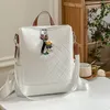 Fabrik Großhandel Frauen Umhängetasche 2 Farben Einfache und weiche Leder Freizeit Reise Rucksäcke Niedlichen Cartoon Anhänger Student Rucksack Klassische Diamant Handtasche 2212#