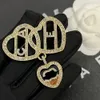 Designer Heart Brooches Classic Pins Charm Crystal Brosches Märke Lyxiga designer smycken 18K guld födelsedag kärlek gåva stift hög kvalitet ingen förändring färg broscher