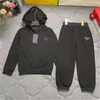 Moda para niños Ropa para bebés Conjuntos Chándal Niños Niño Niña Sudadera con capucha de manga larga Suéter Letra clásica Pantalones superiores 2 piezas Trajes Trajes