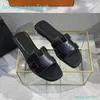 Kadın Sandal% 100 Gerçek Deri Kadın Ayakkabı Tasarımcı Terlik Lokit Lüks Plaj Terlik Klasik Düz Topuk Yaz Tembel Hotel Banyo Bayanlar Sandalet Büyük Boyut 35-42