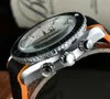 2023 Высококачественные мужские кварцевые часы omeg с серым циферблатом, мужские часы из нержавеющей стали со стеклом на задней панели, спортивный резиновый ремешок, наручные часы omegas watch ome-2