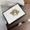 Varumärkeslogo Diamond Brosches Pins Designer 18K Gold Brosch Insect Gift Pins Högkvalitativa kopparsmycken Non Fade