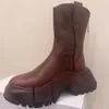 Zoom Platform enkellaars wordt geleverd in soepel kalfsleer met een dikke leren buitenzool met houteffect. Fashion forward stijl damesmerklaarzen Leren laarzen Martin Boots