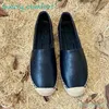 مصمم Espadrilles 100 ٪ جلدية حقيقية loafer Womans أحذية Lambskin Summer Spring Cassandre Women Canvas Shoes Luxury Cap Lee Size 34-42 Mostral Fashion