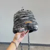 Höst- och vinter stickad hatt termisk designer beanie hatt kvinnors mössa utomhus semester turism läderbrev broderi casquette