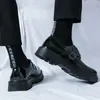 Mocasines negros clásicos Zapatos de cuero de PU para hombres con suelas gruesas y zapatos de vestir de negocios informales de altura elevada