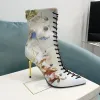 Botins de salto alto finos estampados, couro estampado pontiagudo sexy decoração de renda oca, botas de moda com zíper traseiro, botins de designer de luxo feminino