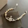 Bracciale di perle con spilla vedova dell'imperatrice occidentale intarsiata di diamanti Vivian Saturn versione alta