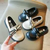 Tênis sapatos para meninas crianças de couro bebê menina princesa arco patente escola estudantes calçados planos 230914
