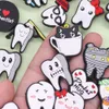 Partihandel 100st PVC Dental Health Teeth Tandar Kids Garden Shoe Charms älskar mina tandläkare för knapptäckning Ryggsäck Holida