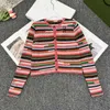 Pulls pour femmes 2023 Début du printemps Nouveau Rainbow Stripe Crochet Lettre Design Sensible Petite taille Dopamine Industrie lourde Cardigan tricoté court