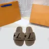 Peluş Terlik Tasarımcı Ayakkabı Flip Flops Fashion Anti-Slip Dişi Slaytlar Konfor Katırlar Kabarık Stil Kadın Kabarık Sahte Kürk Sandals Sıcak İç Mekan Baskılı Ayakkabılar