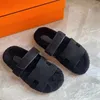 Oran Slides Designer Sandaler Senaste kvinnliga tofflor Högkvalitativ svart man Plush Sandal 100% kalvläderplattform Flip Work Summer Fashion Comfort Platform Slippe