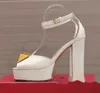 Valentino in pelle alta ghiora gehuine sandali caviglia cinturini tacchi grossi tacchi seta rhinestone women designer di lusso scarpe da sera