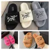 Pantofole in pelliccia di peluche da donna SANDALO Muli archi Pantofole in pelliccia soffice Scarpe firmate di marca di lusso Calde Teryxs Infradito per interni Mocassini alla moda Muli graffi