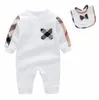 100%bomull Nyfödda barn Rompers Baby Boys Girls Fashion Designer Tryck långärmad Jumpsuit Hat 2 -stycken Set med låda