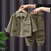 Kläderuppsättningar Boy Autumn Suit 2023 Korean Stilig Baby Spring Fashion Style Coat Western Corduroy Tyg Tvåbit Set 230914