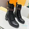 2023-Designer-Stiefel, kurze Martin-Stiefel, strukturierter Rindslederverschluss. Brand Elements hat bequeme, schmal geschnittene Damenstiefel von hoher Qualität entworfen