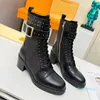 2023-Designer-Stiefel, kurze Martin-Stiefel, strukturierter Rindslederverschluss. Brand Elements hat bequeme, schmal geschnittene Damenstiefel von hoher Qualität entworfen