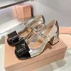 Tasarımcı Sandallar Moda Katil Kelebek Düğüm Tasarımcı Bayanlar Elbise Ayakkabı Kauçuk İnci Dekro Kadın Ayakkabı Tutkun Topuk Ayak Bileği Sargı Kadın Ayakkabı Patent Deri Sıradan