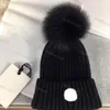 Kafatası Kapakları /Beanie Tasarımcı Örme Şapkalar Ins Ins Popüler Kanada Kış Şapkası Klasik Mektup Baskı Örgü Renk Seyahat Gül Pembe Siyah Beyaz Kırmızı