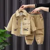 Kläderuppsättningar Boy Autumn Suit 2023 Korean Stilig Baby Spring Fashion Style Coat Western Corduroy Tyg Tvåbit Set 230914