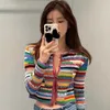 Pulls pour femmes 2023 Début du printemps Nouveau Rainbow Stripe Crochet Lettre Design Sensible Petite taille Dopamine Industrie lourde Cardigan tricoté court