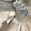 2021 Champagne Lace Pearls Satin Sin espalda Vestidos de niña de flores Moda Tul Elegante Lilttle Kids Cumpleaños Pageant Wedding Gowns302d