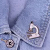 Brosches White Microscope Emamel Pin Scientist Laboratory Med Lab Tech Biology Jewelry Science Gift