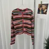 Pulls pour femmes 2023 Début du printemps Nouveau Rainbow Stripe Crochet Lettre Design Sensible Petite taille Dopamine Industrie lourde Cardigan tricoté court