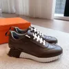 Vit vår hösten casual skor män läder snörning sneaker mode lady designer löpande tränare bokstäver man sko platt tryckt män gym sneakers storlek 38-45