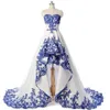 Białe i królewskie niebieskie aplikacje koronkowe wysokie niskie sukienki ślubne bez rękawów Krótki z przodu, długi tył organza suknie ślubne High280s