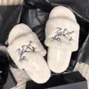 Pantofole in pelliccia di peluche da donna SANDALO Muli archi Pantofole in pelliccia soffice Scarpe firmate di marca di lusso Calde Teryxs Infradito per interni Mocassini alla moda Muli graffi