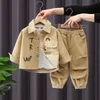 Kläderuppsättningar Boy Autumn Suit 2023 Korean Stilig Baby Spring Fashion Style Coat Western Corduroy Tyg Tvåbit Set 230914
