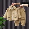 Kläderuppsättningar Boy Autumn Suit 2023 Korean Stilig Baby Spring Fashion Style Coat Western Corduroy Tyg Tvåbit Set 230914