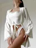 Kvinnors sömnkläder Linad White Pyjamas för kvinnor 3 stycken uppsättningar långärmad kvinnlig spaghetti rand skörd topp sexig nattdräkter med shorts