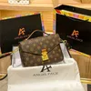 Hong Kong Niche Design Light Luxury Postman For Women 2023 New Fashion äkta läder vintage Cross Body Small Square Bag B60