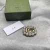 Brooch Designer Brooch Luxury Broche Lettre de couleur solide Design Jewlery Diamond Stryme Versatile Brooch Dinner Portez des superbes trois couleurs Jewlery Good