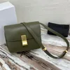 Högkvalitativ medium Classic Bag Luxury Designer Bag i Box Calfskin med en justerbar och avtagbar läderrem och en metallisk spännstängning med Box