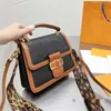 Avondtassen Vrouwen Messenger Postbode Squire Bag Reliëf Etter Crossbody Tassen Koeienhuid Lederen Schouderband Mode Handtassen PurseM