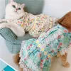 Hundkläder blommor tryck spetsklänning vår sommar husdjur outfit xs xl kläder för liten söt grossistbutik party kjol valp katt kostymer