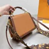 Avondtassen Vrouwen Messenger Postbode Squire Bag Reliëf Etter Crossbody Tassen Koeienhuid Lederen Schouderband Mode Handtassen PurseM