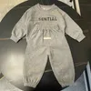 デザイナー服幼児の男の子の服セット春秋の赤ちゃん長袖Tシャツパンツ2pcs子供用服のトラックスーツのコスチューム