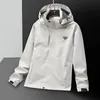 Mensjackor Designer Windbreaker Rainproof Jacket Tröja Tryck Mänskjorta Skjorta Kvalitet Rund ärm Topp 98ic#