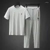 Herrspårar Summer High-End Luxury Fashion Suit snabbtorkande Casual Pants Ice Silk Kort ärm T-shirt Sport Tvådelar Set