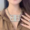 Biżuteria kolczyki BB Przemysł ciężki Zaawansowany diamentowy kubański łańcuch podwójny list wisiant Naszyjnik moda osobowość celebrytka wiatr