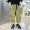 Byxor 2023 Summer Boys Clothing Casual Solid Color Kids Stricked Button Pocket Loose Korean Version Elastic Midje Cargo Trend Pants 230915