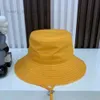 دلو قبعة دلو مصممة فاخرة امرأة الصيف واسعة الحافة القبعات المعدنية الصلبة اللون