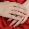 Pierłdy ślubne Modna prosta złoty błyszczący błyszczący pierścionek klasyczny para bankiet Znakomita biżuteria 230915